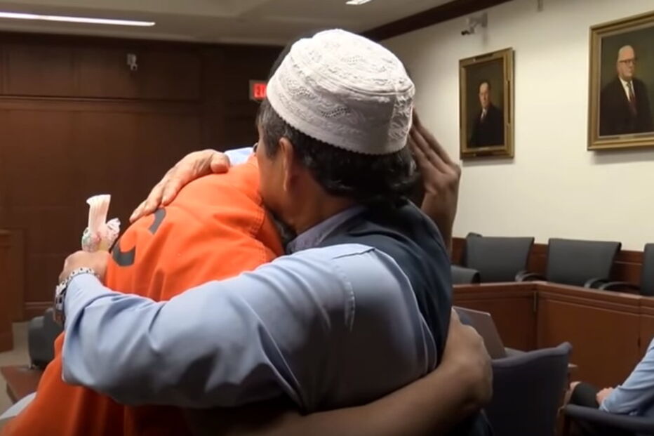 Pai muçulmano perdoa e abraça homem que matou o filho
