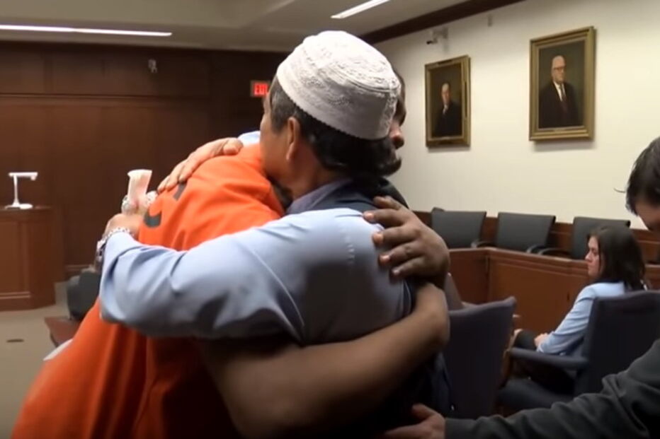 Pai muçulmano perdoa e abraça homem que matou o filho