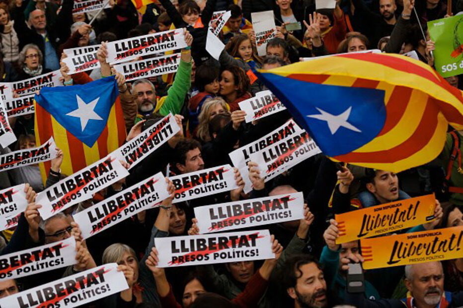 Milhares desfilam em Barcelona pela libertação de dirigentes independentistas