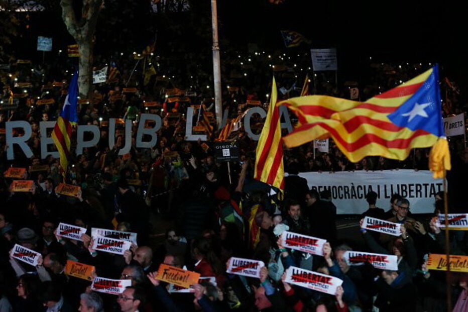 Milhares desfilam em Barcelona pela libertação de dirigentes independentistas