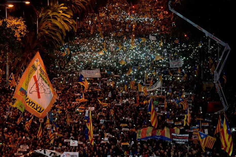 Milhares desfilam em Barcelona pela libertação de dirigentes independentistas