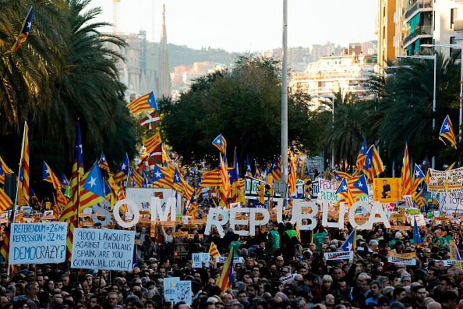 Milhares desfilam em Barcelona pela libertação de dirigentes independentistas