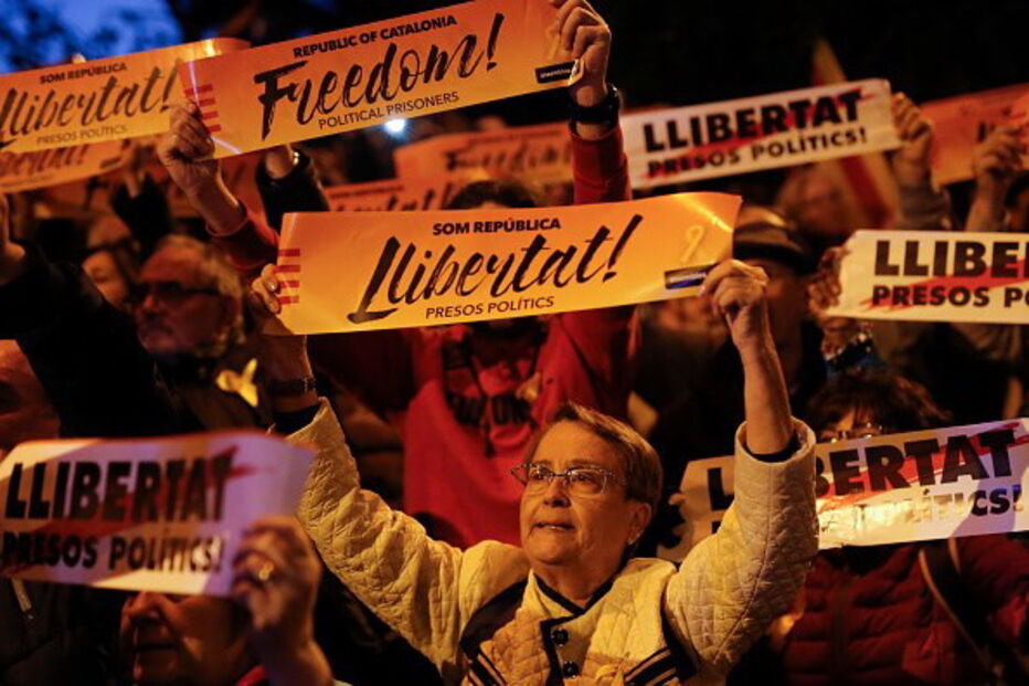 Milhares desfilam em Barcelona pela libertação de dirigentes independentistas