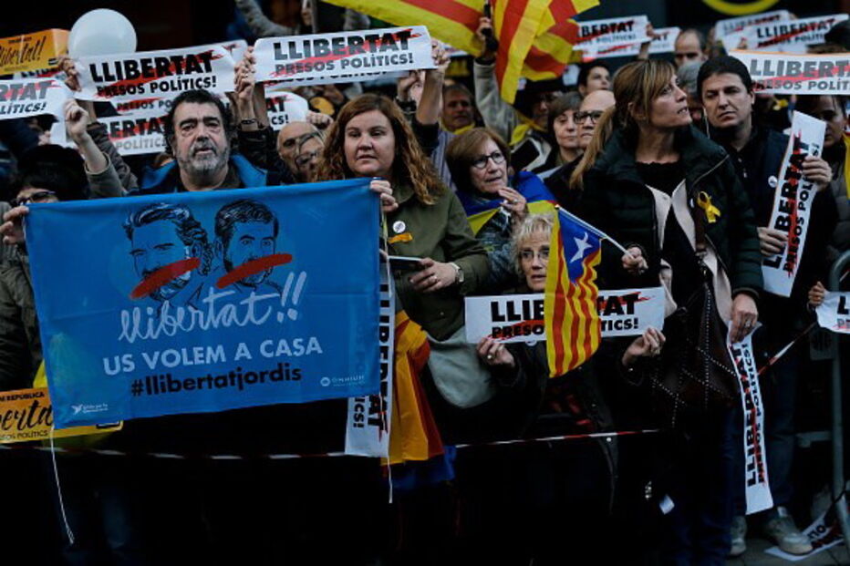 Milhares desfilam em Barcelona pela libertação de dirigentes independentistas