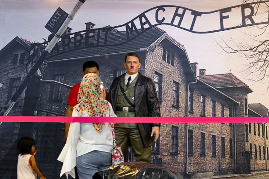 Visitantes tiram 'selfies' com figura de cera de Hilter em museu indonésio
