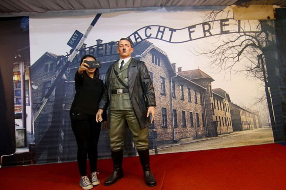 Visitantes tiram 'selfies' com figura de cera de Hilter em museu indonésio