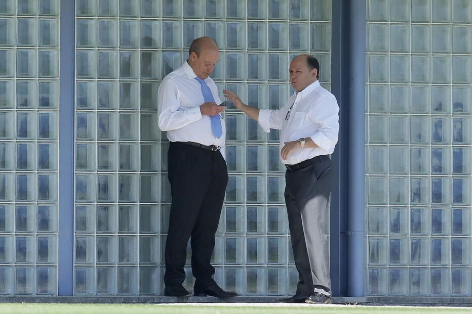 Luís Gonçalves, diretor-geral da SAD do FC Porto, com Pinto da Costa