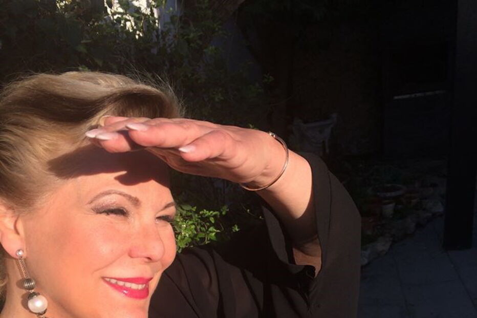 Cristina Caras Lindas suplica por programa de televisão
