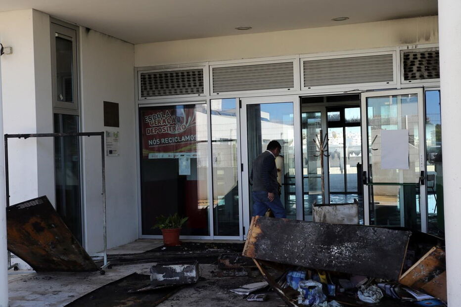 Incêndio começou numa sala, destruída por completo. Alerta chegou aos Bombeiros da Amadora às 04h17