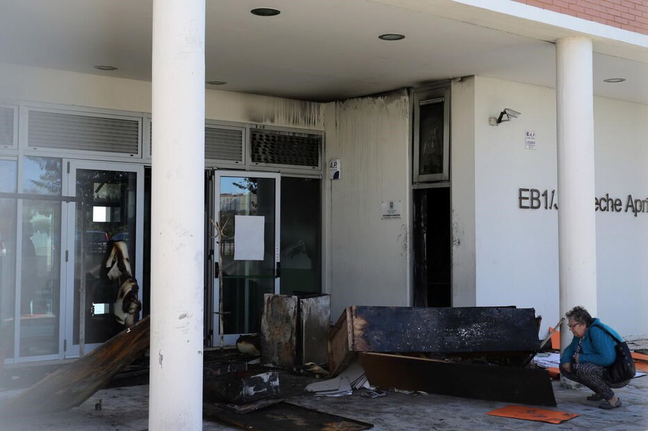 Incêndio começou numa sala, destruída por completo. Alerta chegou aos Bombeiros da Amadora às 04h17