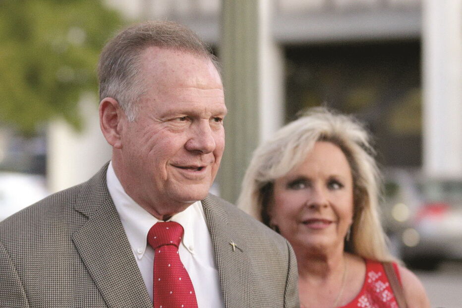 Roy Moore (na foto, com a mulher) é acusado de abuso sexual por cinco mulheres