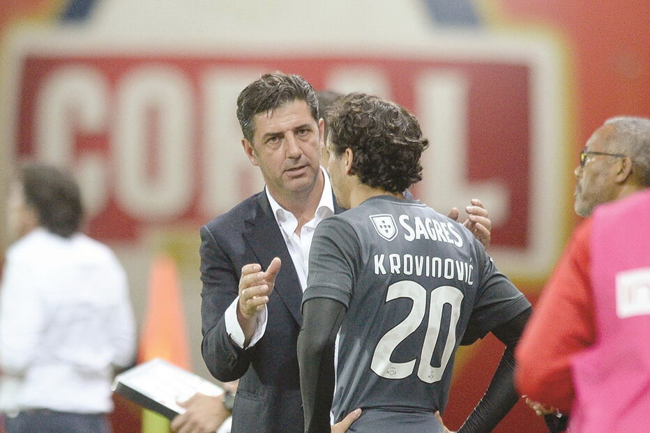 Rui Vitória vai manter a aposta no médio croata Filip Krovinovic num esquema de 4x3x3