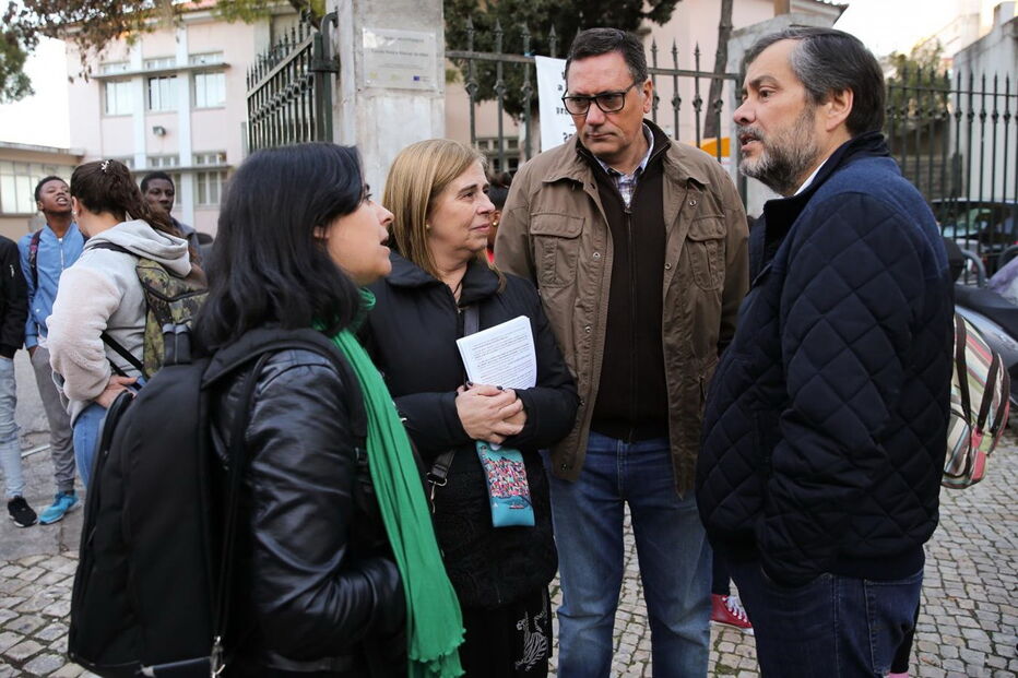 Mário Nogueira conversa com docentes durante greve 