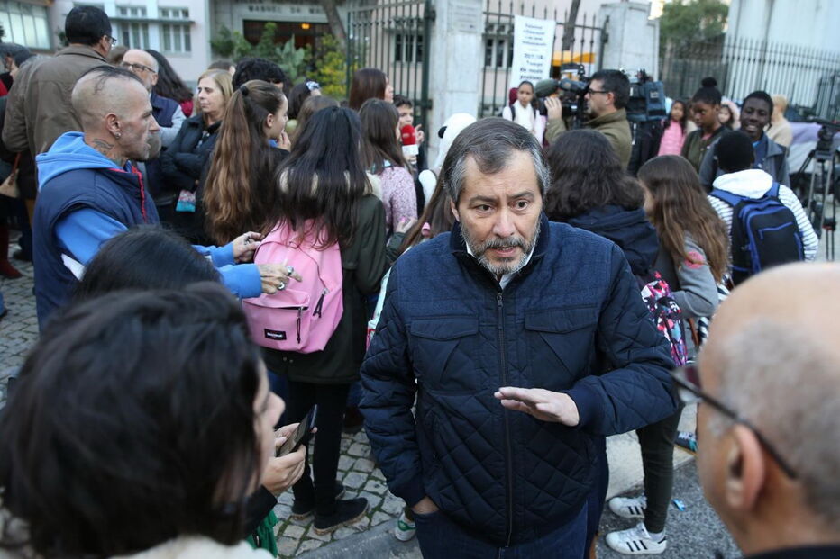 Mário Nogueira conversa com docentes durante greve 