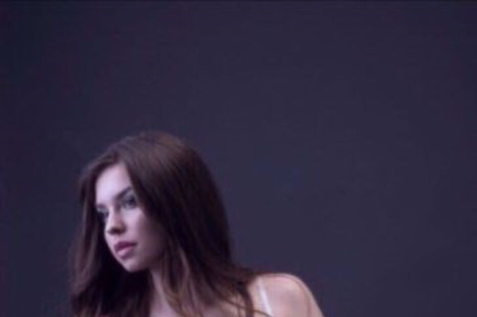 Giselle tem 19 anos e vendeu a sua virgindade online por 2.5 milhões de euros