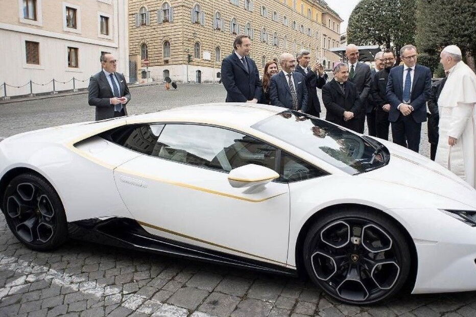 Papa Francisco recebeu Lamborghini
