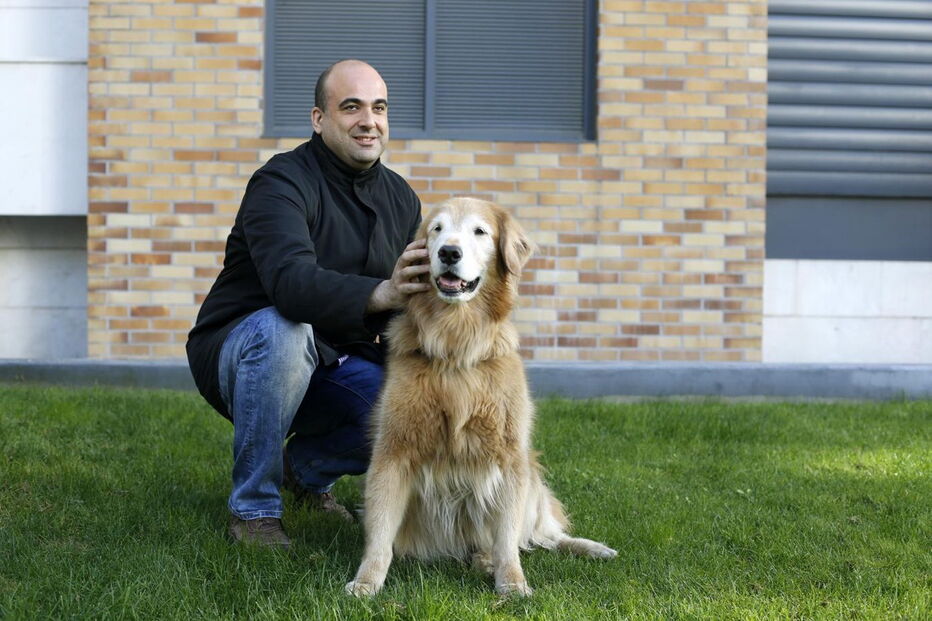Emilio Ortiz esteve em Portugal com o seu cão-guia, Spock, para apresentar o seu primeiro romance: ‘Através dos meus pequenos olhos’. “Já estou a trabalhar no meu segundo romance”, revela o autor, que nasceu em Barakaldo, no País Basco, e que atualmente reside em Albacete