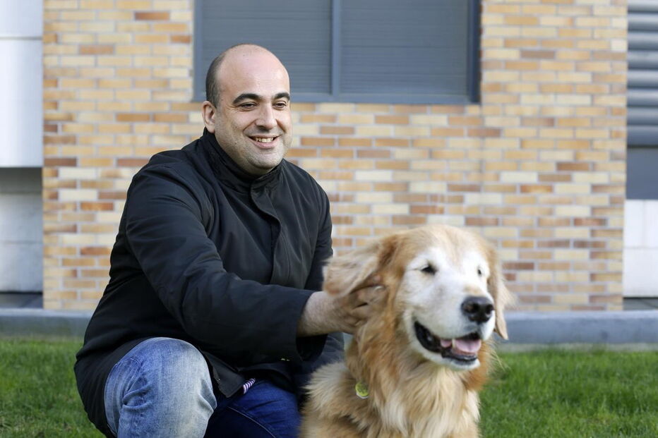 Emilio Ortiz esteve em Portugal com o seu cão-guia, Spock, para apresentar o seu primeiro romance: ‘Através dos meus pequenos olhos’. “Já estou a trabalhar no meu segundo romance”, revela o autor, que nasceu em Barakaldo, no País Basco, e que atualmente reside em Albacete