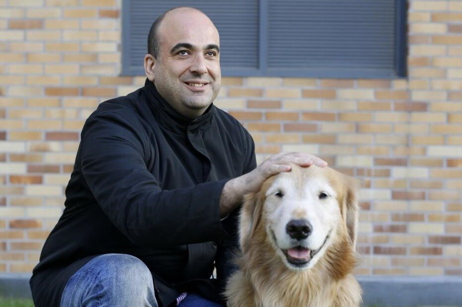 Emilio Ortiz esteve em Portugal com o seu cão-guia, Spock, para apresentar o seu primeiro romance: ‘Através dos meus pequenos olhos’. “Já estou a trabalhar no meu segundo romance”, revela o autor, que nasceu em Barakaldo, no País Basco, e que atualmente reside em Albacete