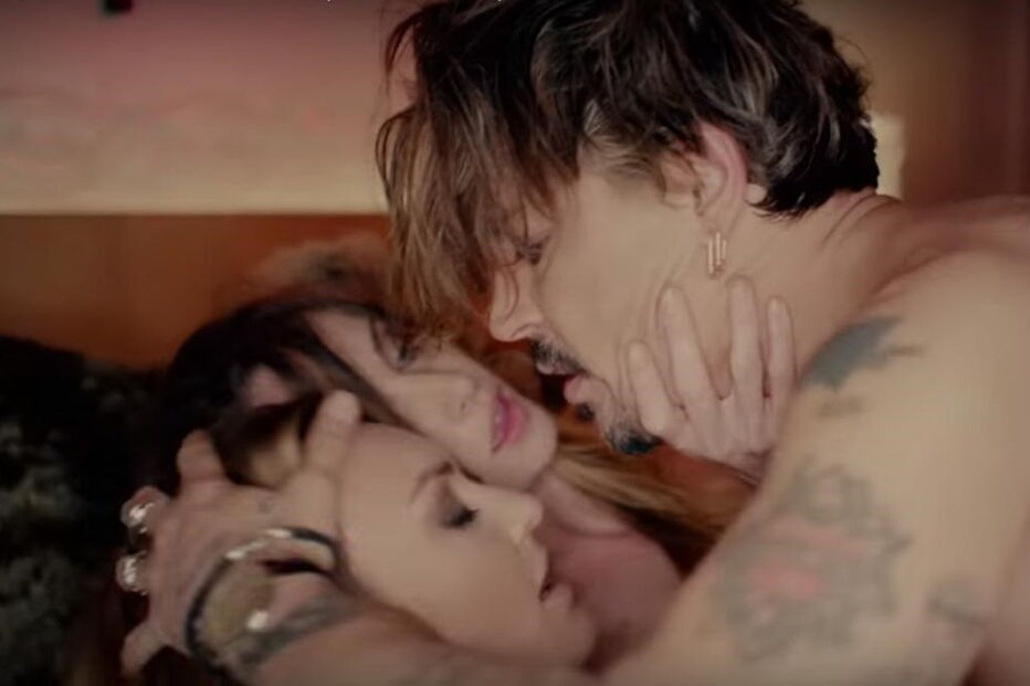 Johnny Depp protagoniza orgia com duas mulheres em videoclipe