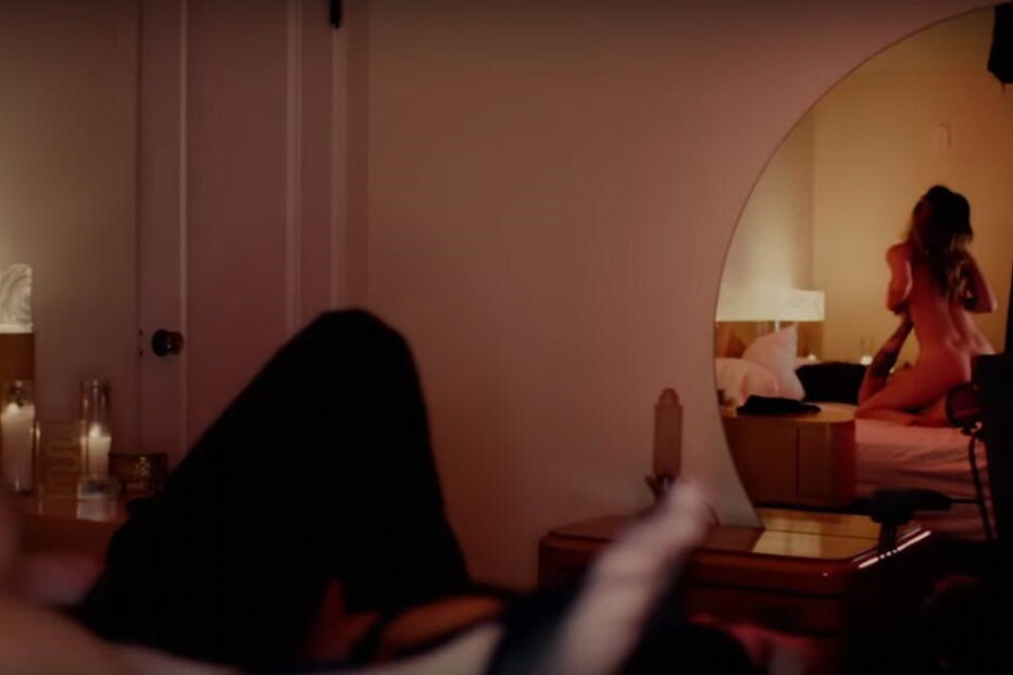 Johnny Depp protagoniza orgia com duas mulheres em videoclipe