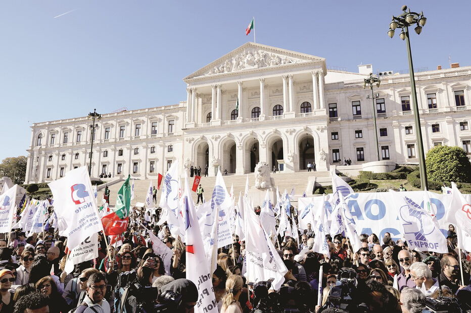 Professores concentraram-se junto à Assembleia da República enquanto o orçamento do setor da Educação era discutido 