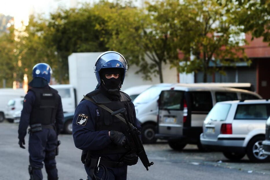 PSP faz segurança a buscas na Alta de Lisboa