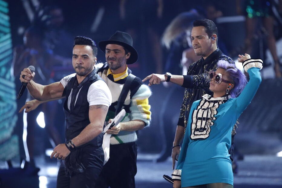 Luis Fonsi recebeu quatro Grammy e tocou ao vivo em Las Vegas