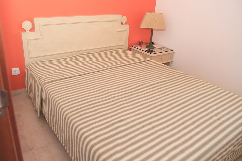 Quartos foram todos equipados com mobiliário cedido por dois hotéis da região, um deles de quatro estrelas  