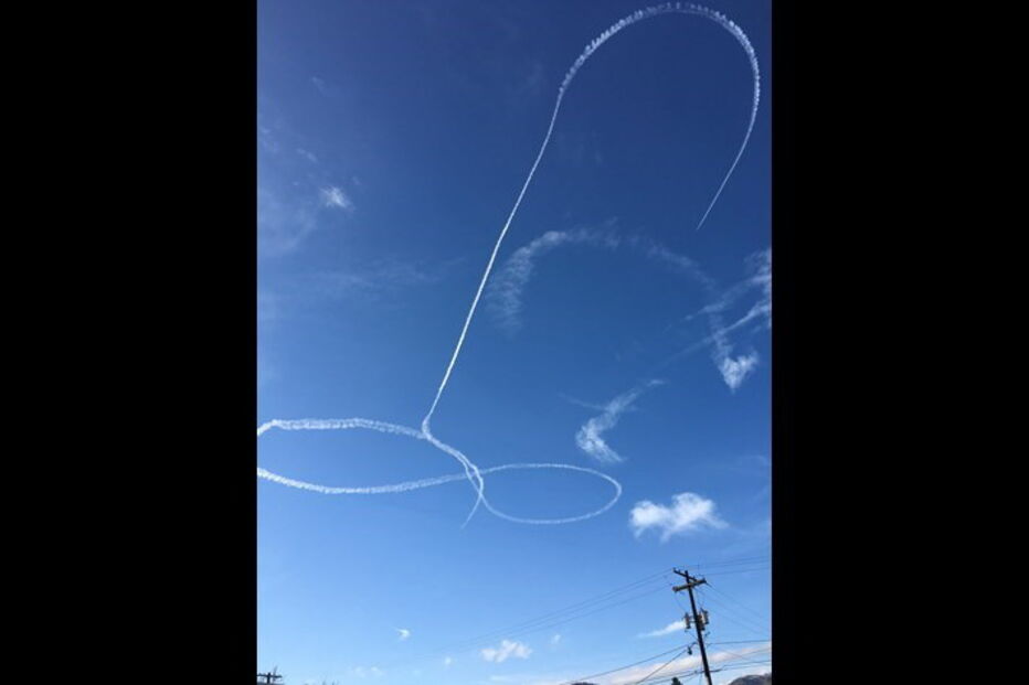Piloto desenha pénis no céu