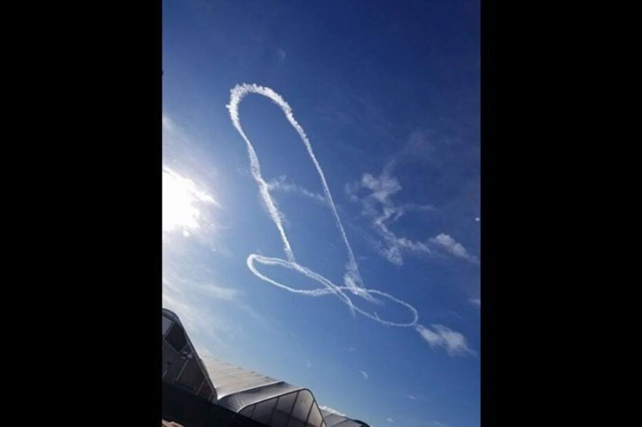Piloto desenha pénis no céu