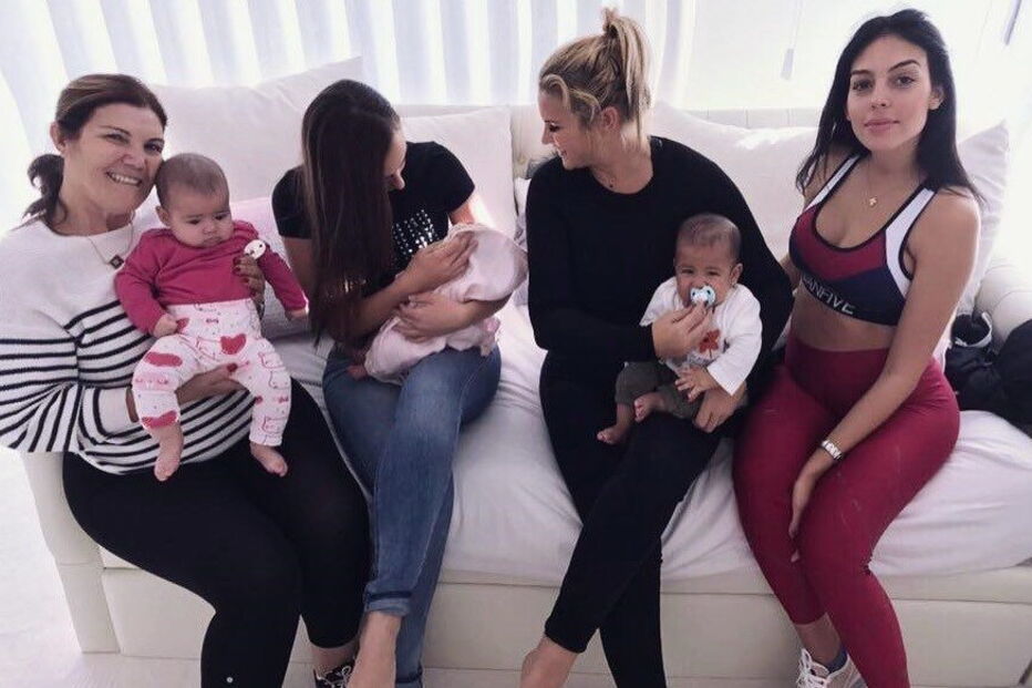 Georgina com a filha em comum com Ronaldo, Alana, e a família do jogador