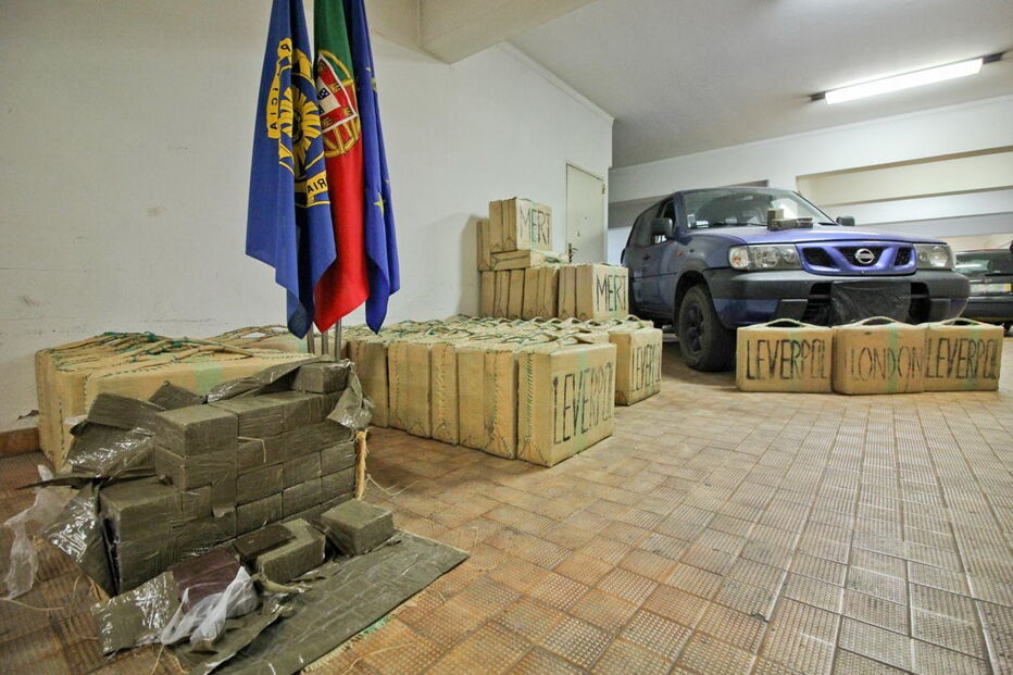 Em Sagres, a Polícia Judiciária apreendeu 2,1 toneladas de haxixe, numa descarga organizada pela rede internacional 