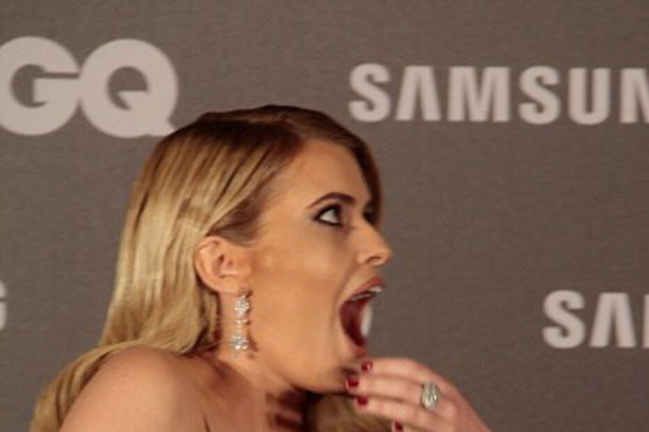 Adriana Abenia desfilou com um seio exposto e só reparou quando foi avisada