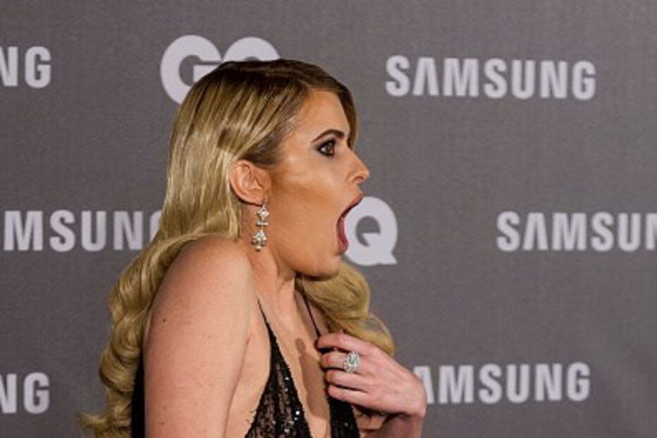 Adriana Abenia desfilou com um seio exposto e só reparou quando foi avisada