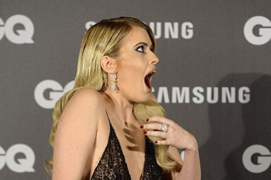 Adriana Abenia desfilou com um seio exposto e só reparou quando foi avisada