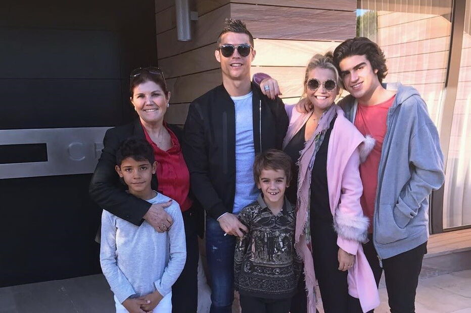 Dolores Aveiro partilhou uma foto com Cristianinho, CR7, Katia Aveiro e os filhos desta, Rodrigo e Dinis   