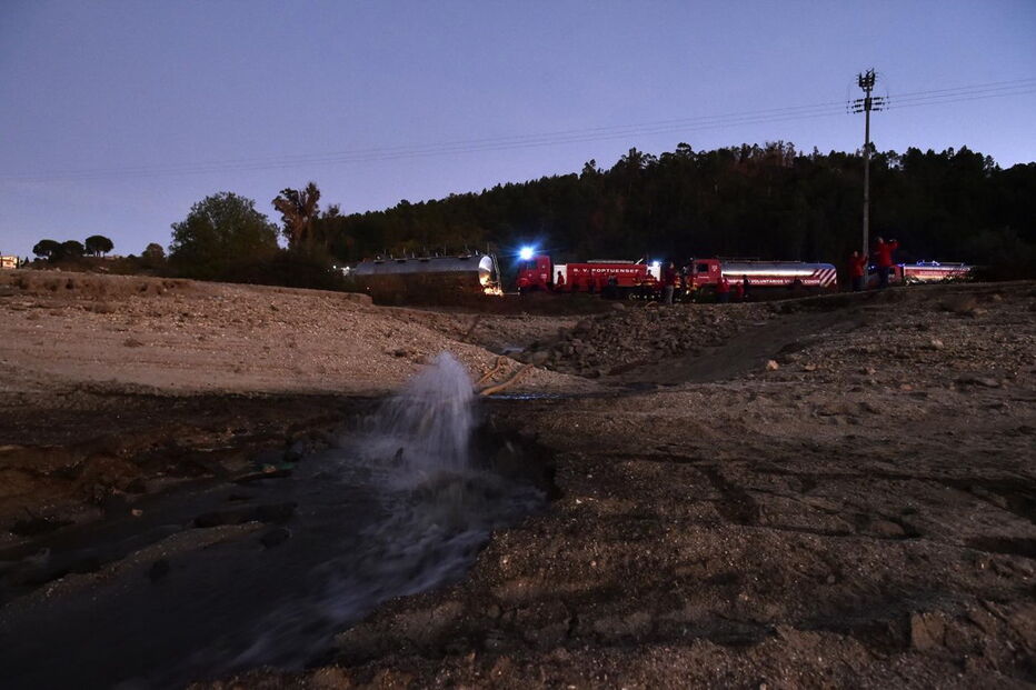 Operação ém Fagilde envolve 45 camiões-cisterna de corporações de bombeiros provenientes de oito distritos. Água é obtida em Aguieira, a 60 quilómetros de distância 