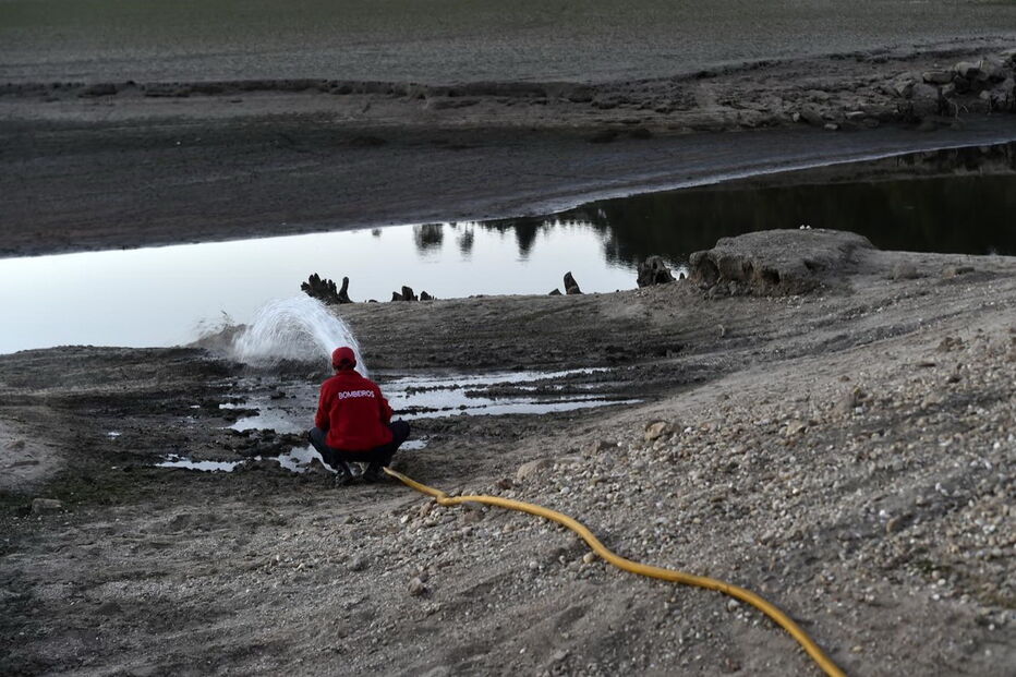 Operação ém Fagilde envolve 45 camiões-cisterna de corporações de bombeiros provenientes de oito distritos. Água é obtida em Aguieira, a 60 quilómetros de distância 