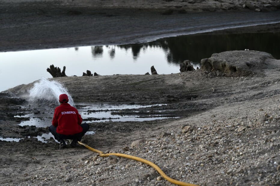 Operação em Fagilde envolve 45 camiões-cisterna de corporações de bombeiros provenientes de oito distritos. Água é obtida em Aguieira, a 60 quilómetros de distância 