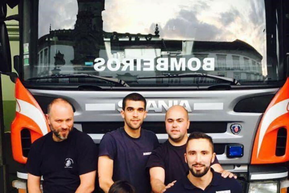 Cadela Nina é figura do calendário dos bombeiros de Viana do Castelo