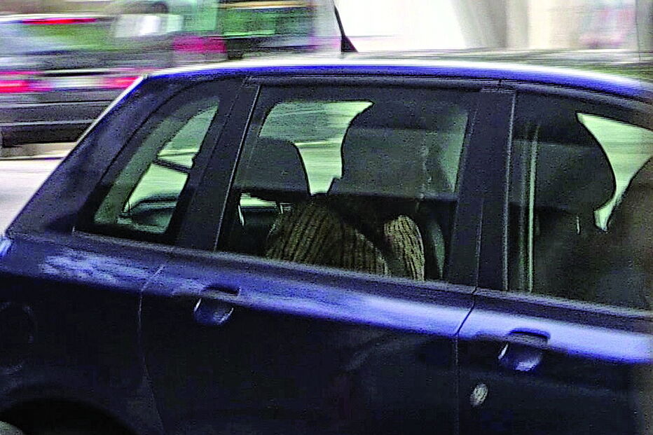 Fábio Carvalho numa viatura policial quando foi detido, pouco depois de cometido o crime 