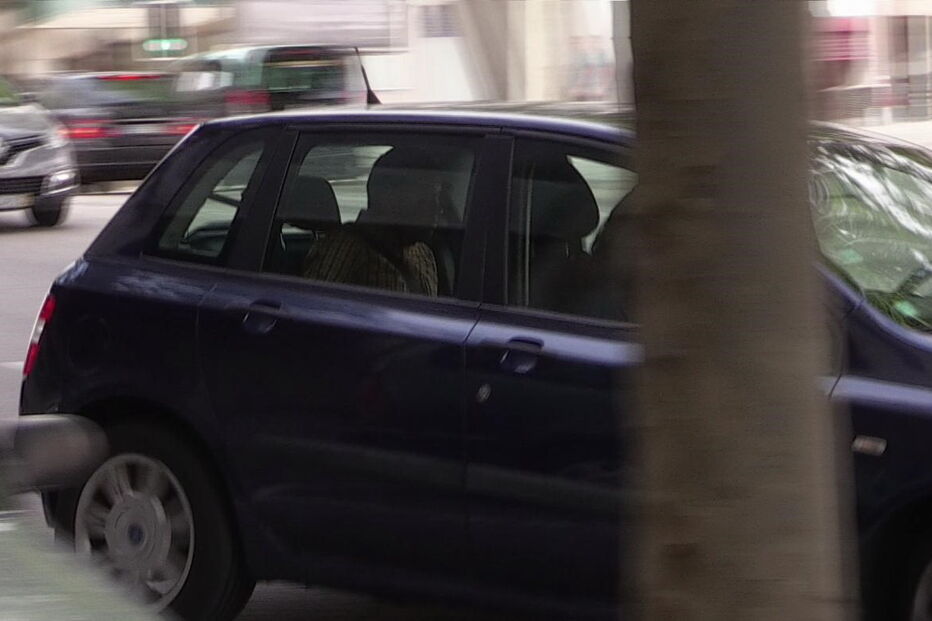 Fábio Carvalho numa viatura policial quando foi detido, pouco depois de cometido o crime 