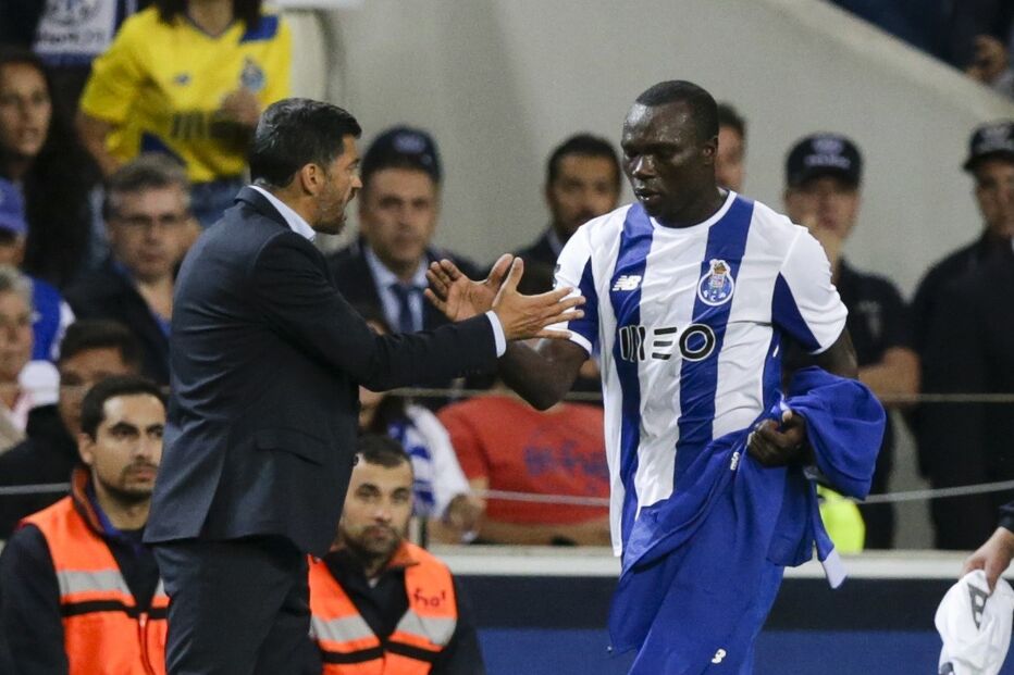 Aboubakar (dir.) é a única opção de Conceição (esq.) para a frente de ataque 