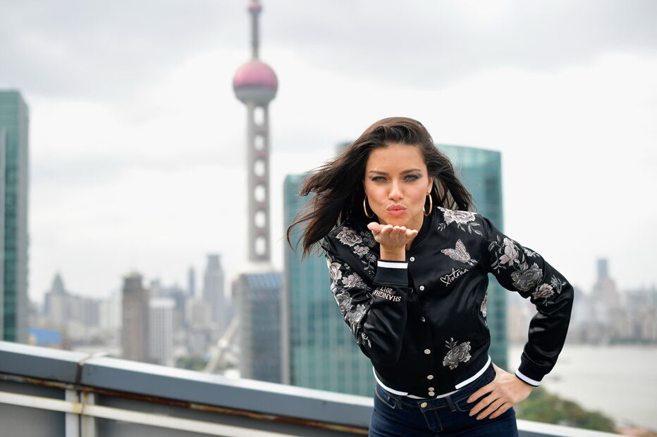 Modelos tratam dos últimos preparativos para o desfile do ano