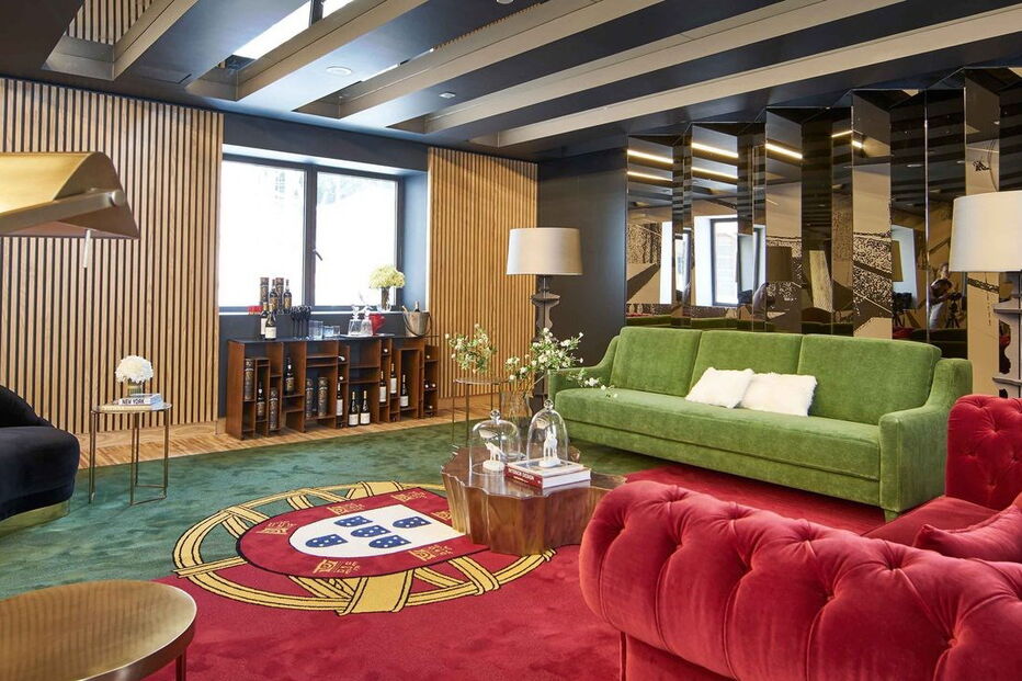 Tapete com bandeira de Portugal em hotel do Porto gera polémica