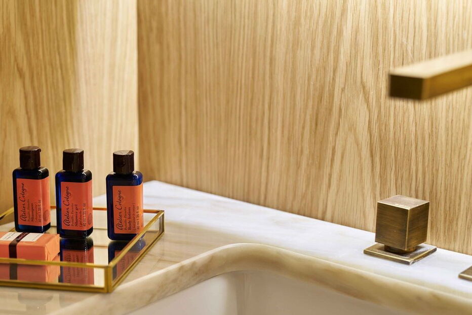 Tapete com bandeira de Portugal em hotel do Porto gera polémica