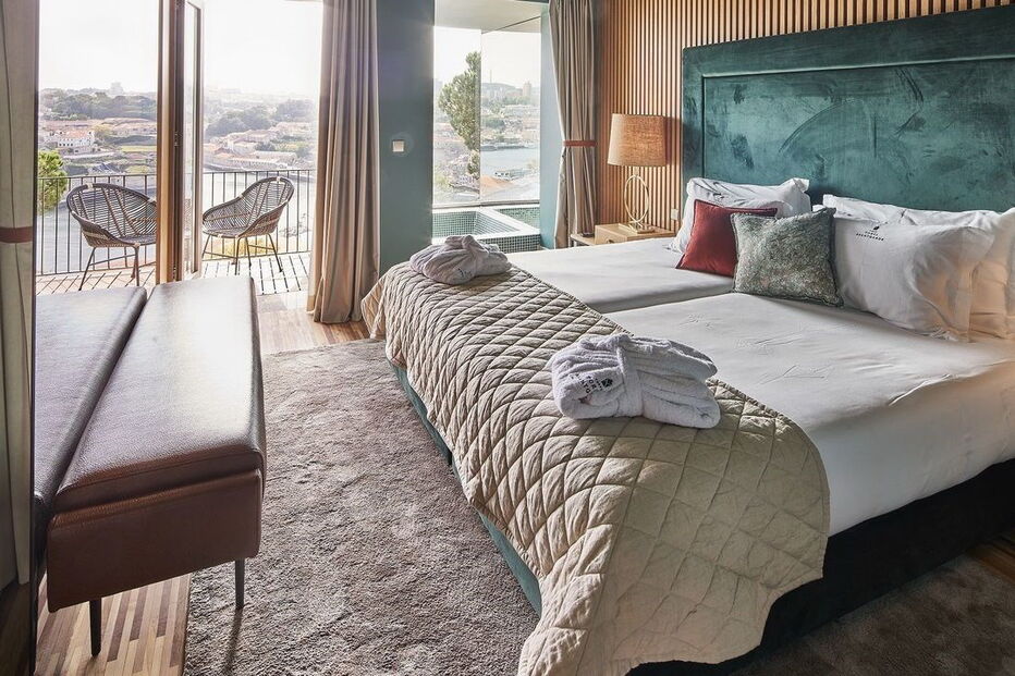 Tapete com bandeira de Portugal em hotel do Porto gera polémica