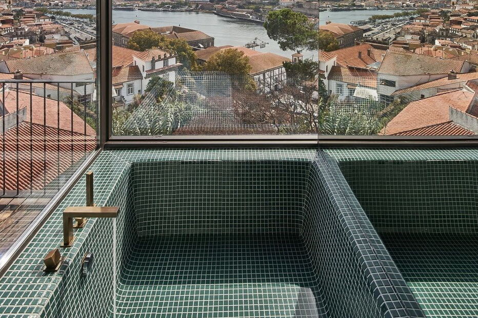 Tapete com bandeira de Portugal em hotel do Porto gera polémica