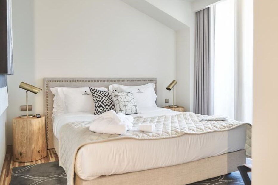 Tapete com bandeira de Portugal em hotel do Porto gera polémica